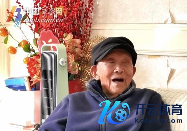 教师、喜吃甜食……102岁老东说念主共享他的“长命隐秘” 坚握清扫山路十年