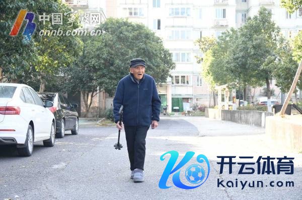 教师、喜吃甜食……102岁老东说念主共享他的“长命隐秘” 坚握清扫山路十年